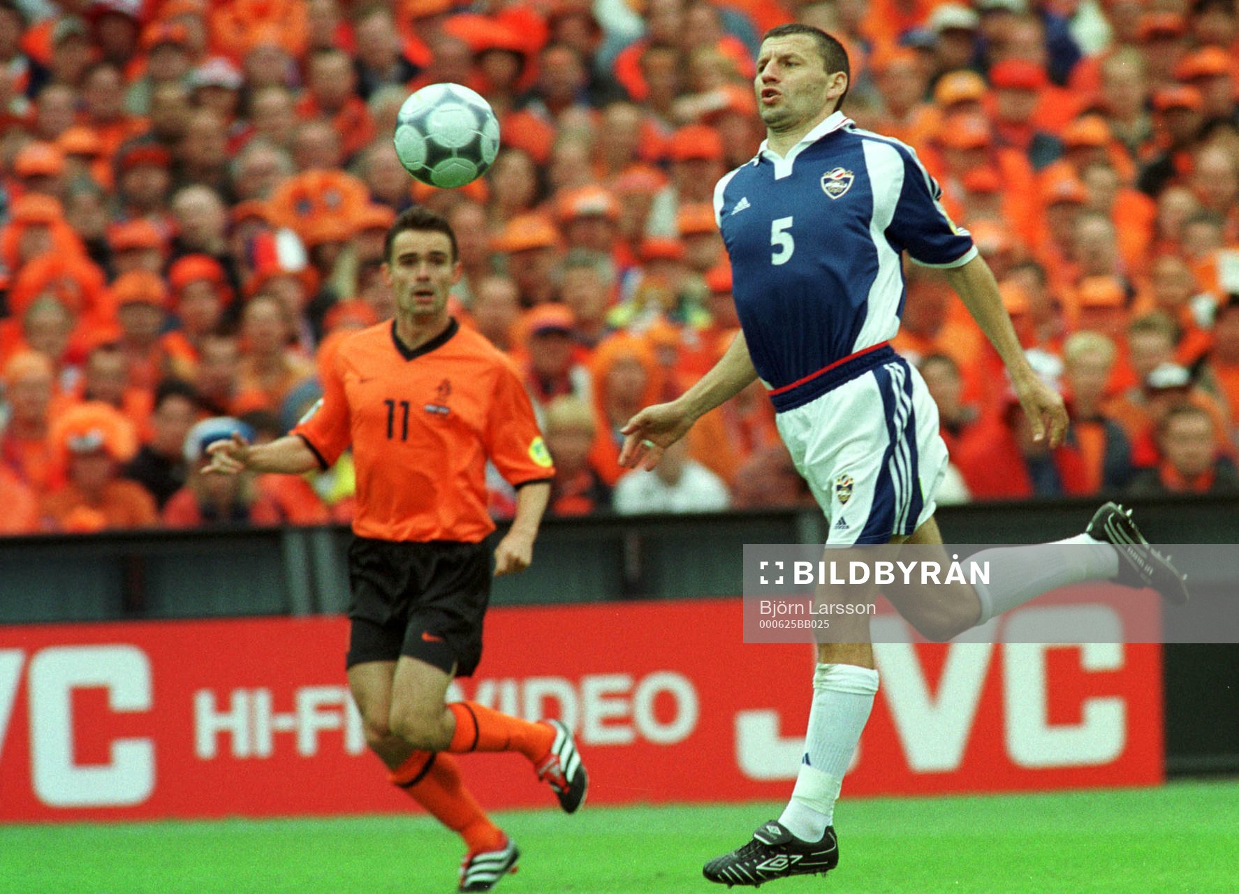 Marc Overmars, Holland och Miroslav Djukic, Jugoslavien