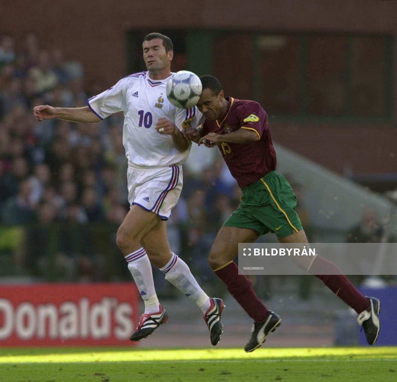  Zinedine Zidane, Frankrike i en luftduell med Francisco Costa Costinha, Portugal