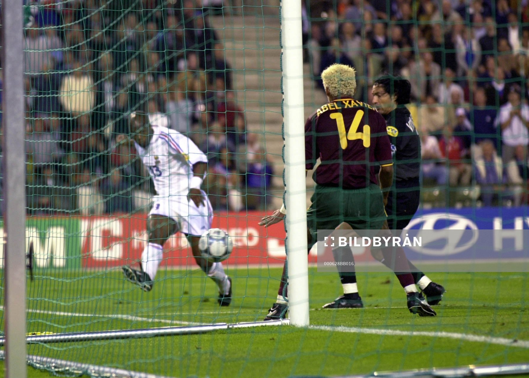  Sylvain Wiltord, Frankrike skjuter bollen på handen på Abel Xavier. 
