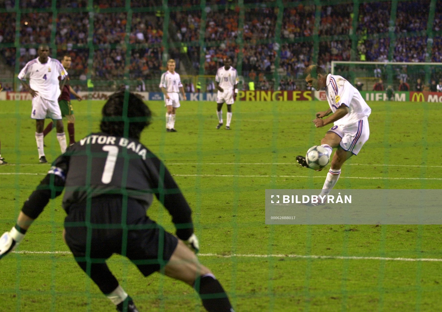  Zinedine Zidane gör målet som tar Frankrike till EM-final.