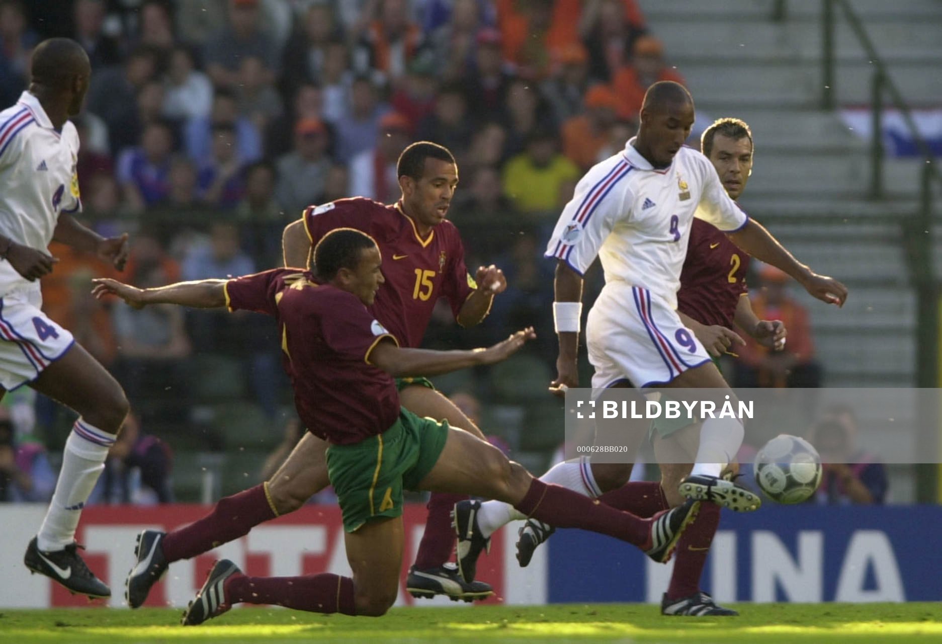 Nicolas Anelka, Frankrike omringad av Jose Vidigal,