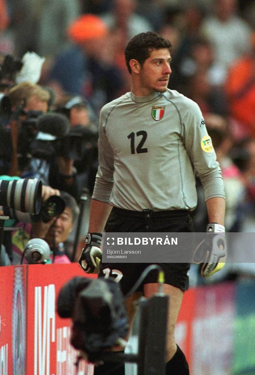 Fotboll, EM, Italien - Holland: Franscesco Toldo, Italien