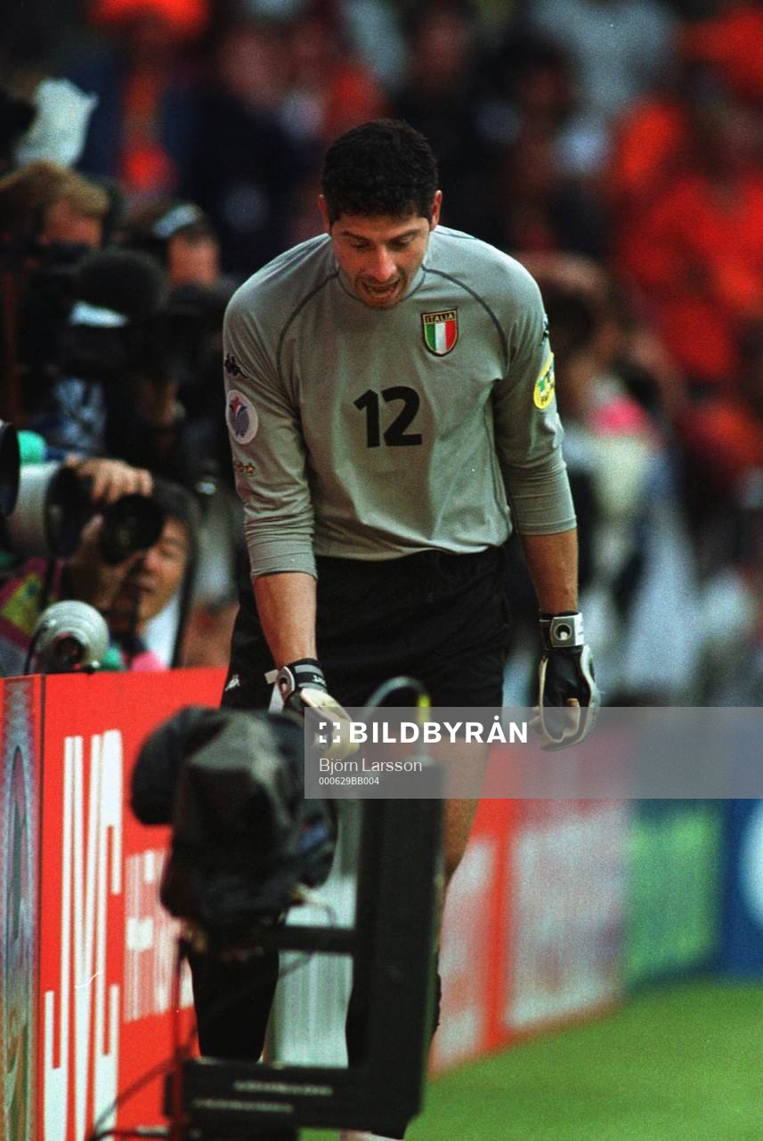 Fotboll, EM, Italien - Holland: Franscesco Toldo, Italien