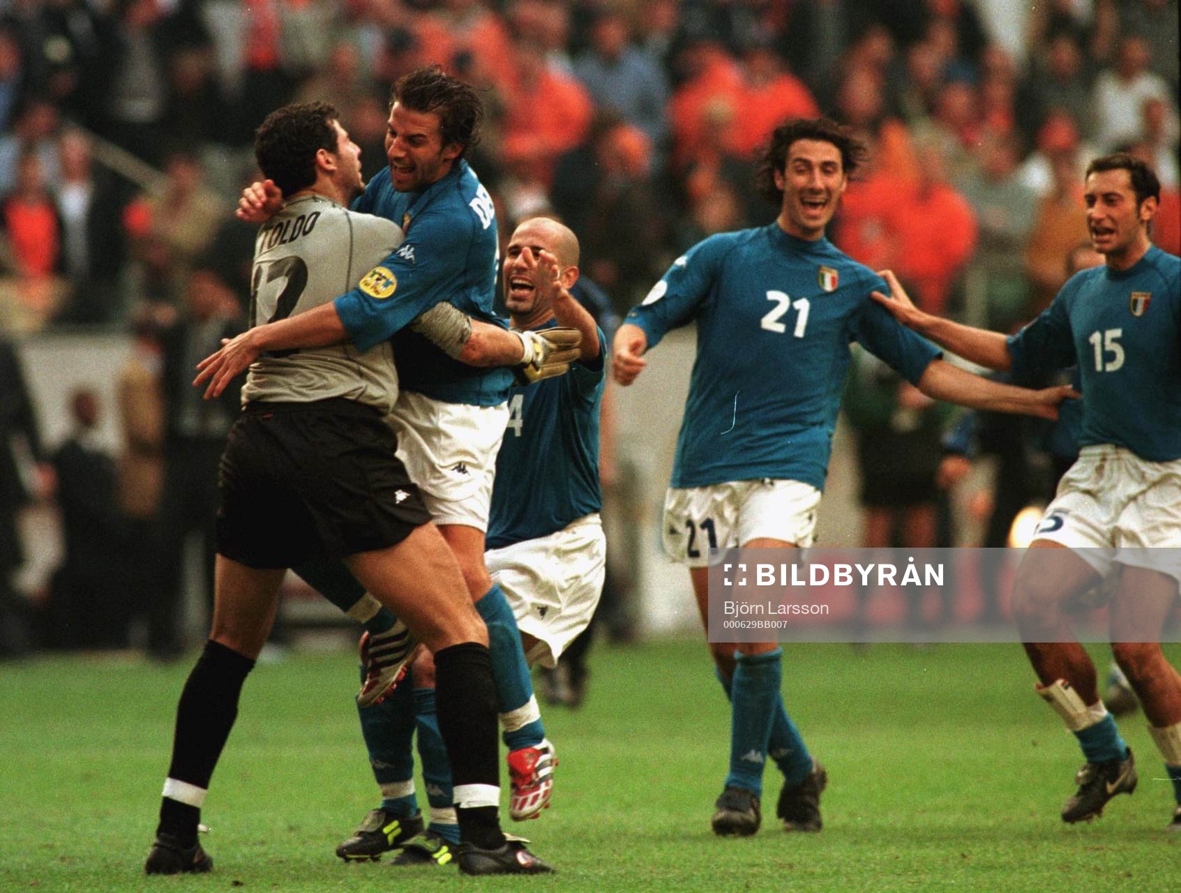  Italien - Holland: Italiens stora hjälte, Francesco Toldo hyllas av sina lagkamrater sedan han fört Italien till finalen.