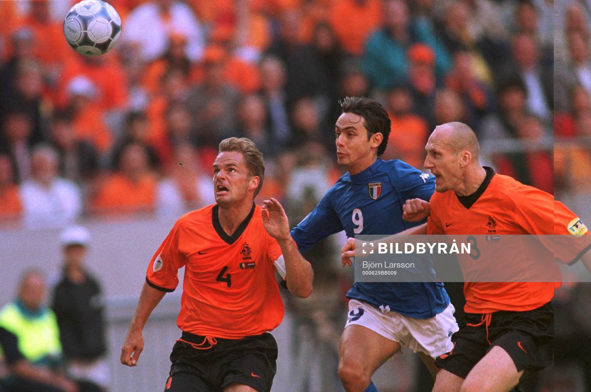Frank De Boer och Jaap Stam stoppar Filippo Inzaghi