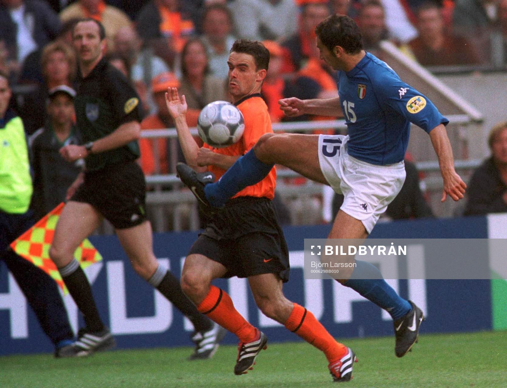 Marc Overmars och Mark Iuliano kämpar om bollen