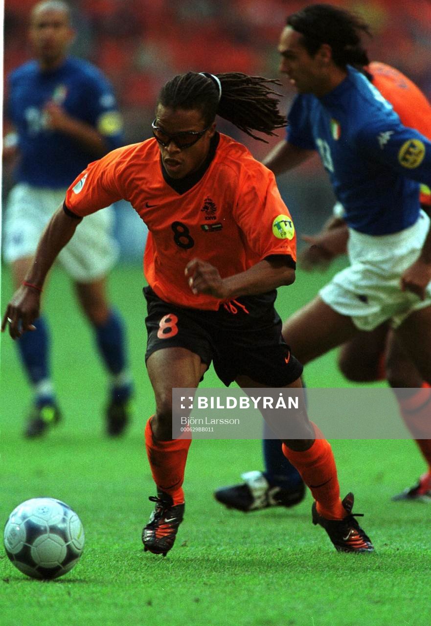 Edgar Davids drar upp ett anfall