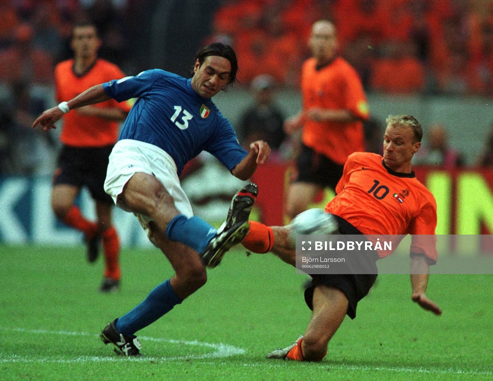 Alessandro Nesta och Dennis Bergkamp i kamp om bollen