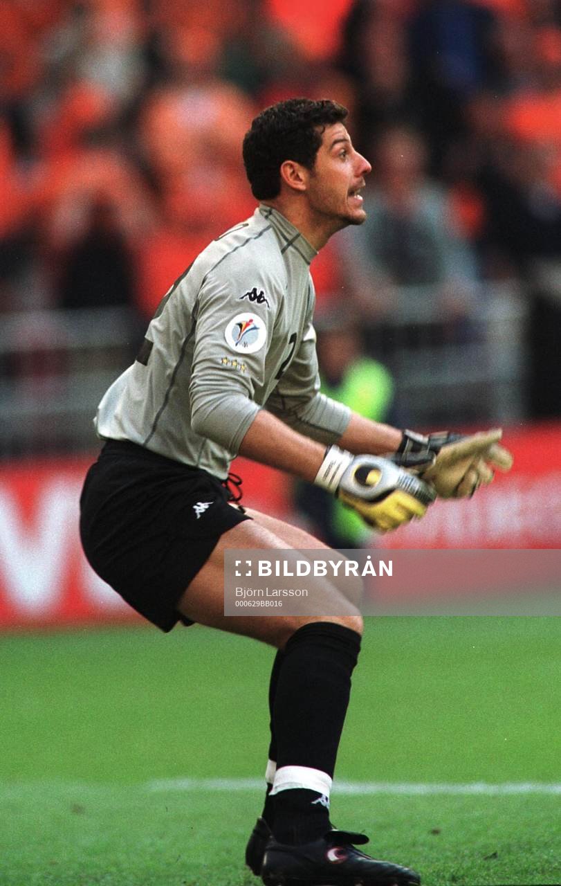 Fotboll, EM, Semifinal Italien - Holland: Italiens stora hjälte, Francesco Toldo har här räddat sin andra straff i matchen.