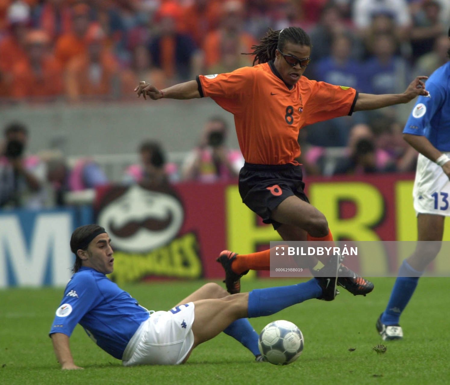  Edgar Davids, Holand tacklas av Fabio Cannavaro, Italien
