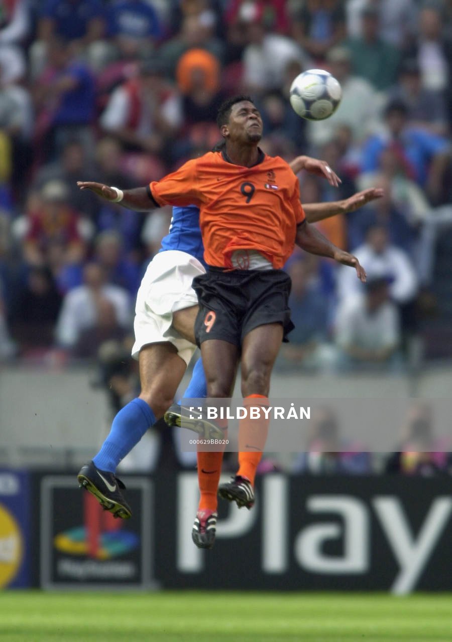  Patrick Kluivert, Holland vinner en höjdduell mot Mark Iuliano, Italien