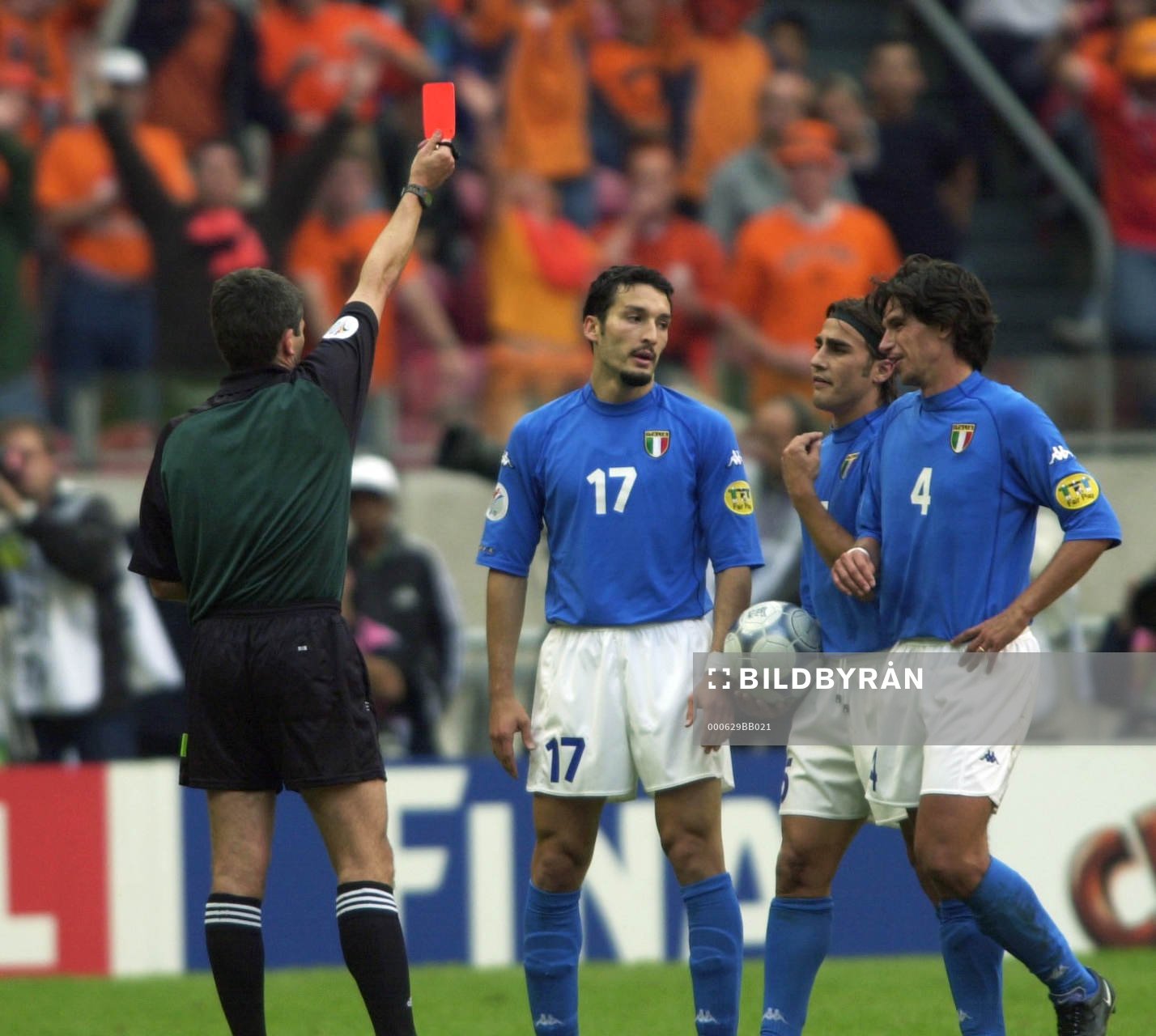  Gianluca Zambrotta, Italien skickas av banan av Tyske domaren Markus Merk