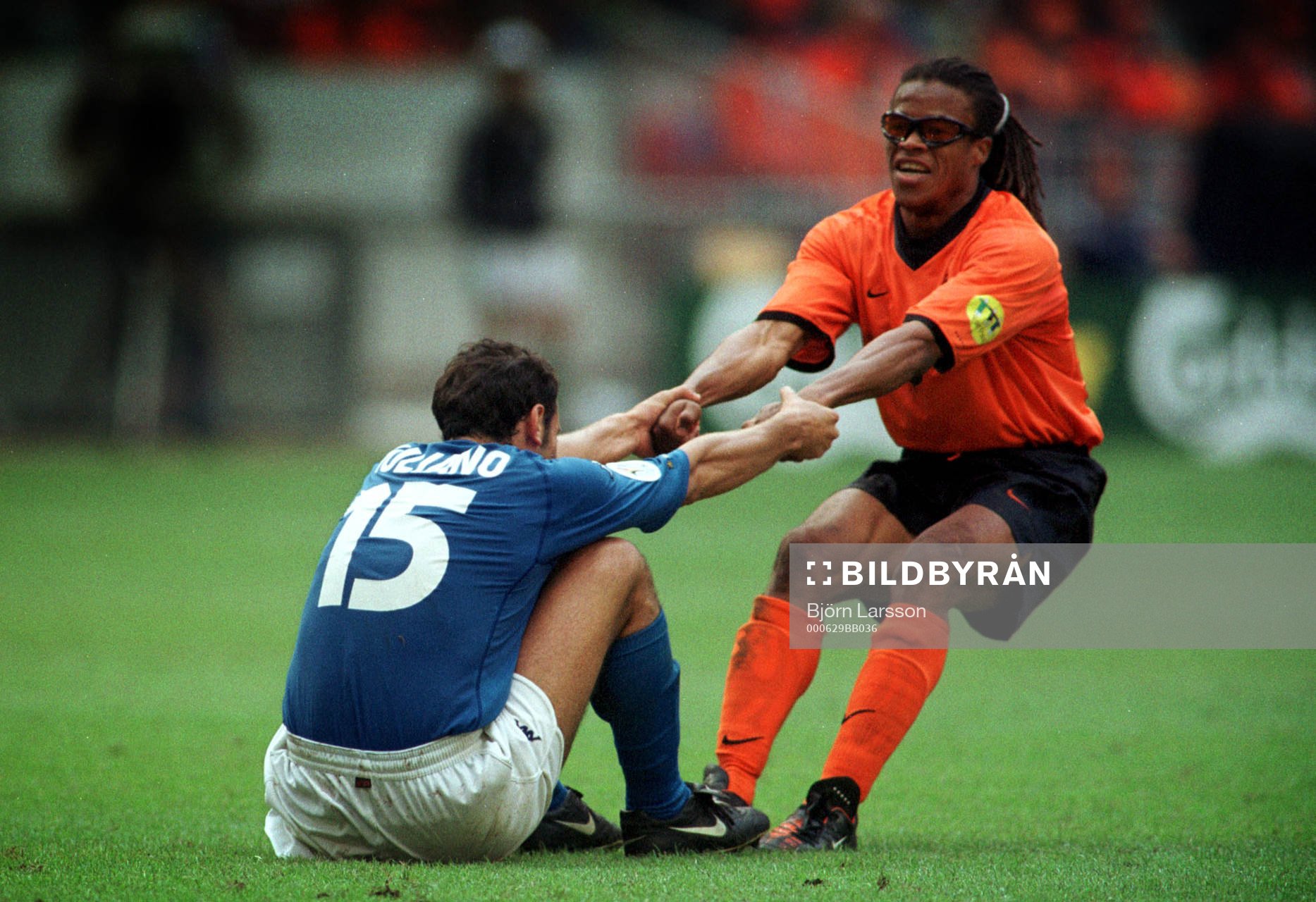 Edgar Davids, Holland hjälper Mark Iuliano, Italien upp