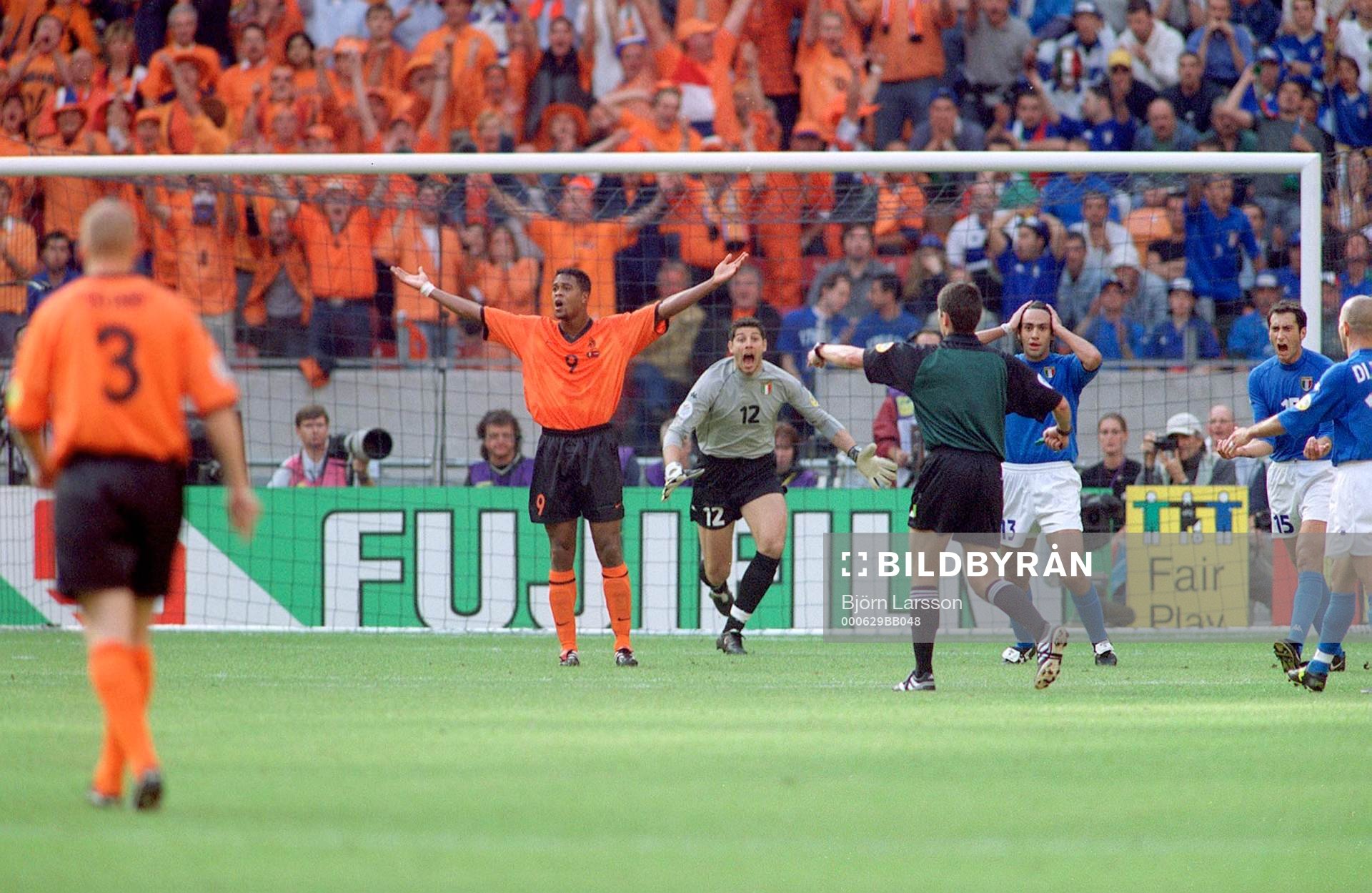 Patrick Kluivert, Holland och Francesco Toldo, Italien