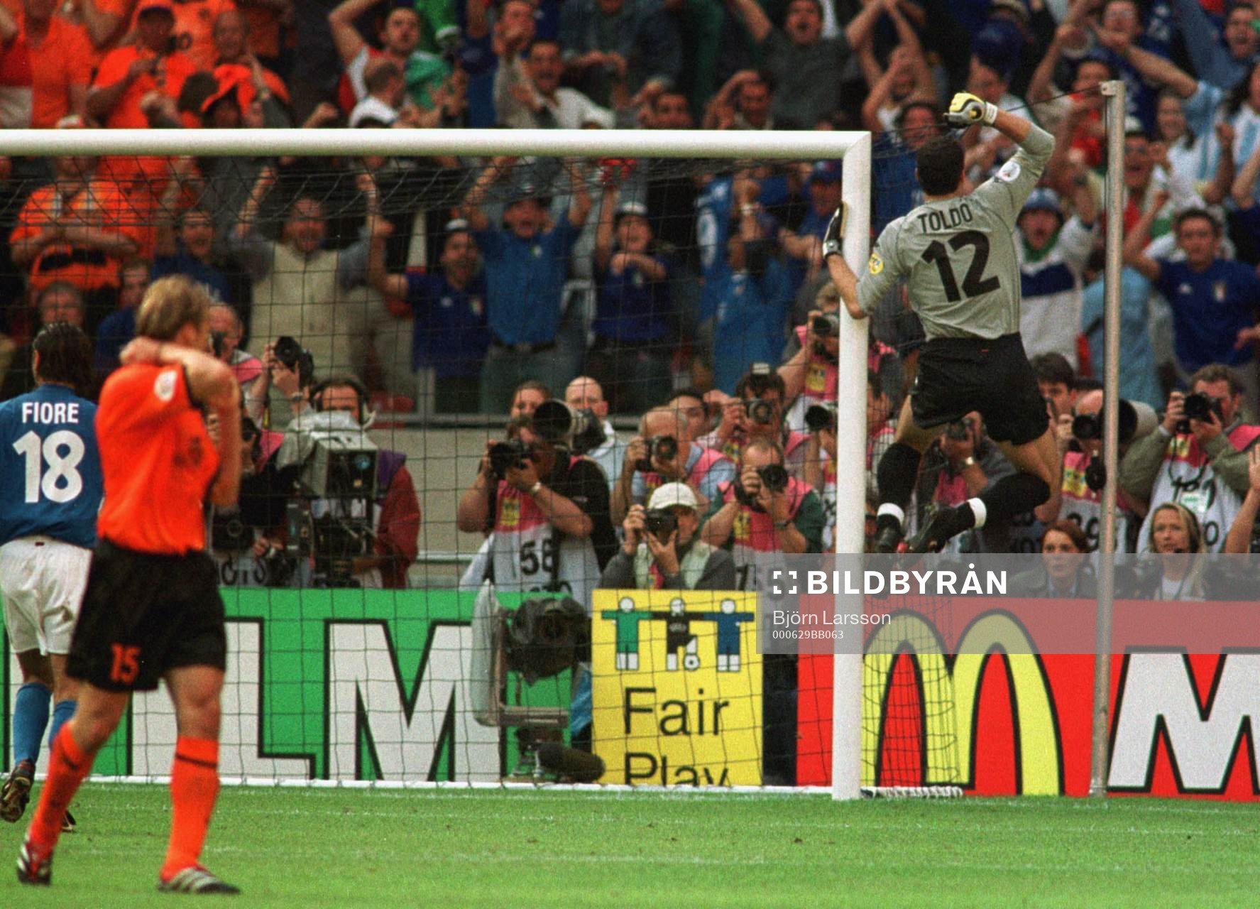 Fotboll, EM, Italien - Holland: Franscesco Toldo, Italien