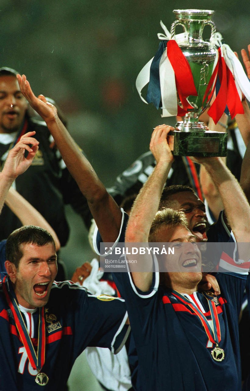 Didier Deschamps höjer bucklan