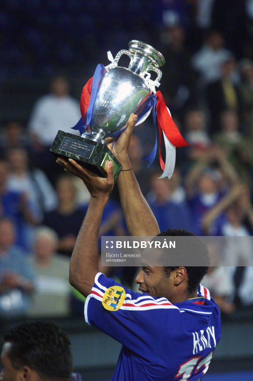 Thierry Henry, Frankrike höjer bucklan