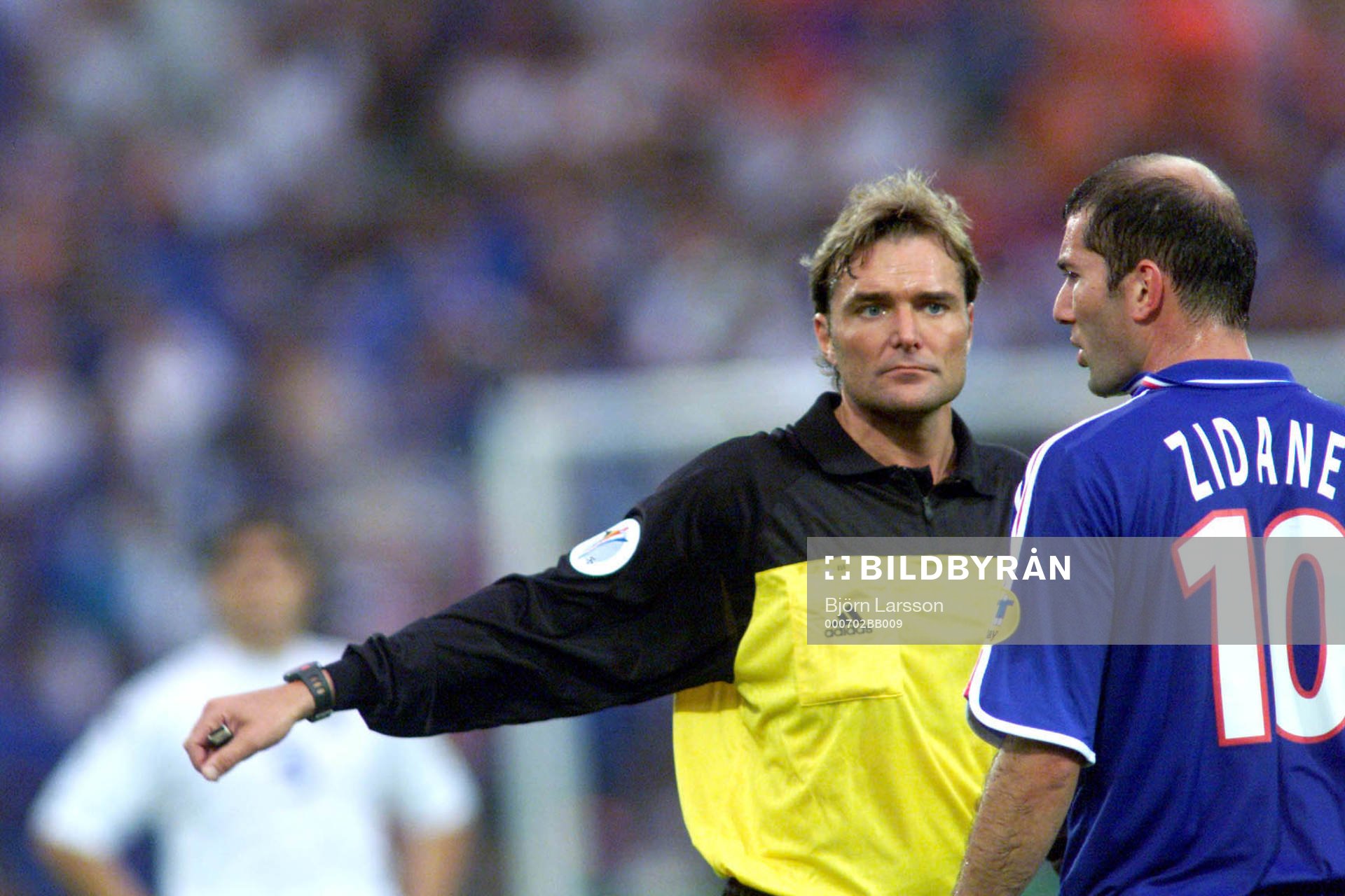 Den svenske domaren Anders Frisk och Zinedine Zidane,