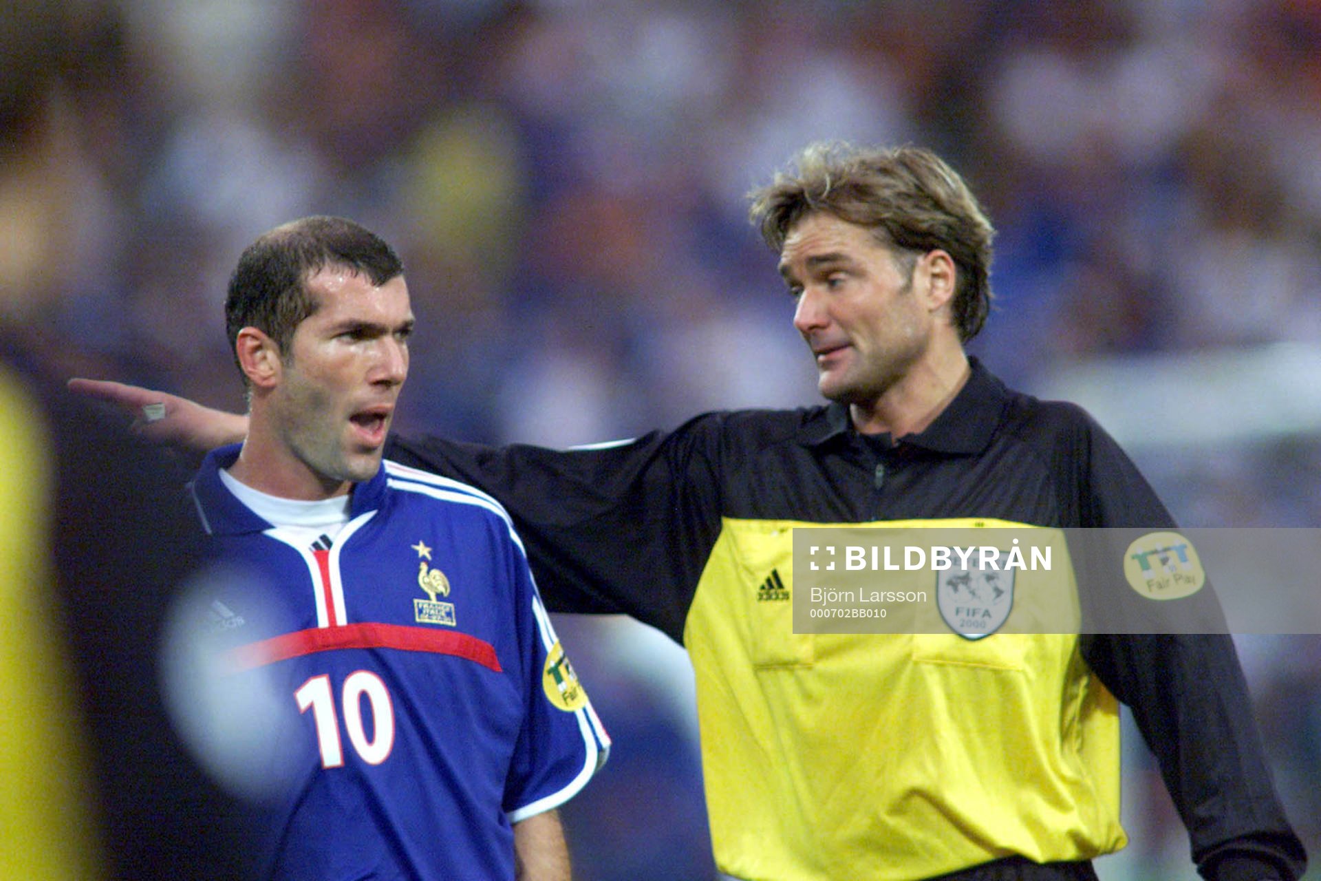 Den svenske domaren Anders Frisk och Zinedine Zidane,