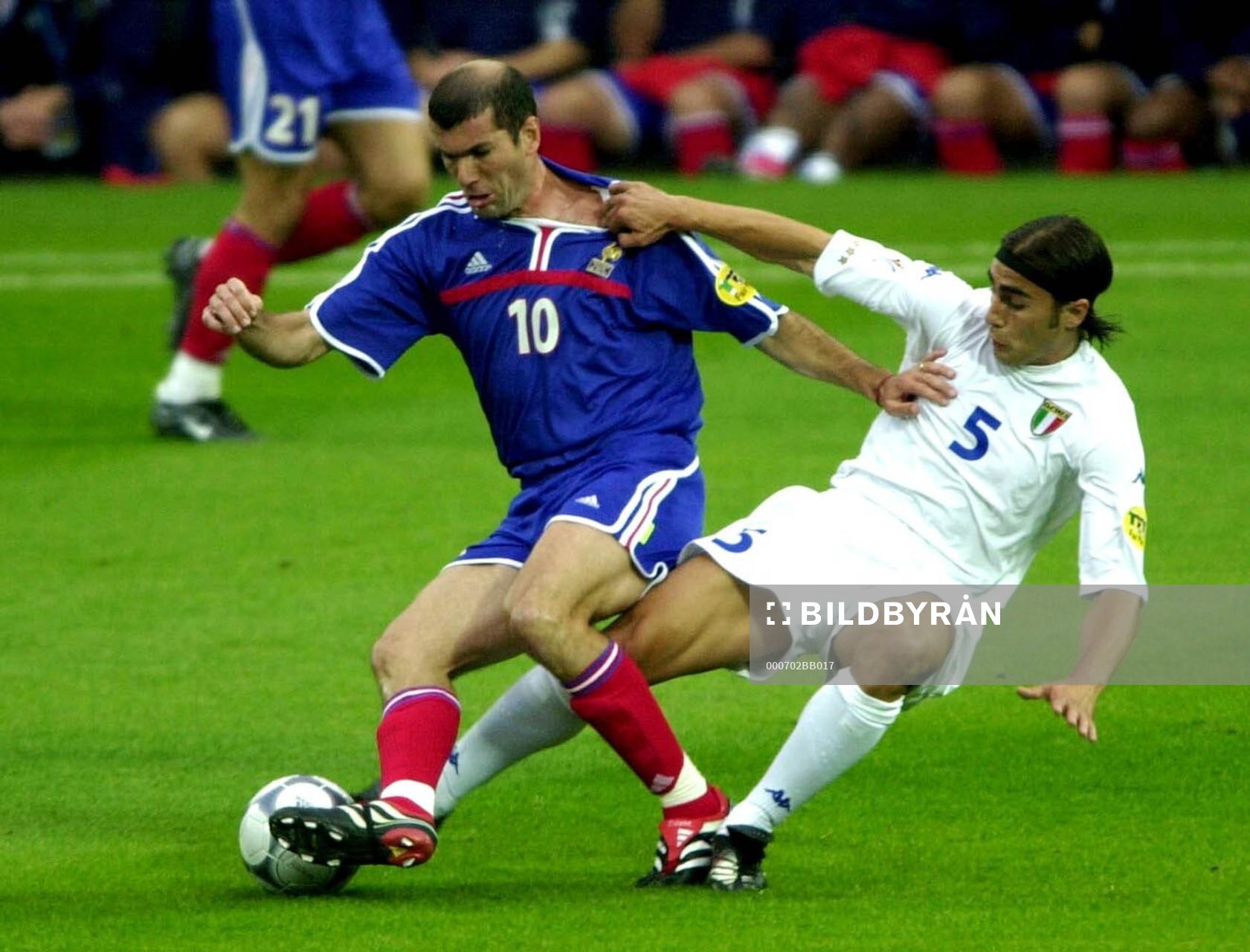 Zinedine Zidane, Frankrike uppvaktas av Fabio Cannavaro,