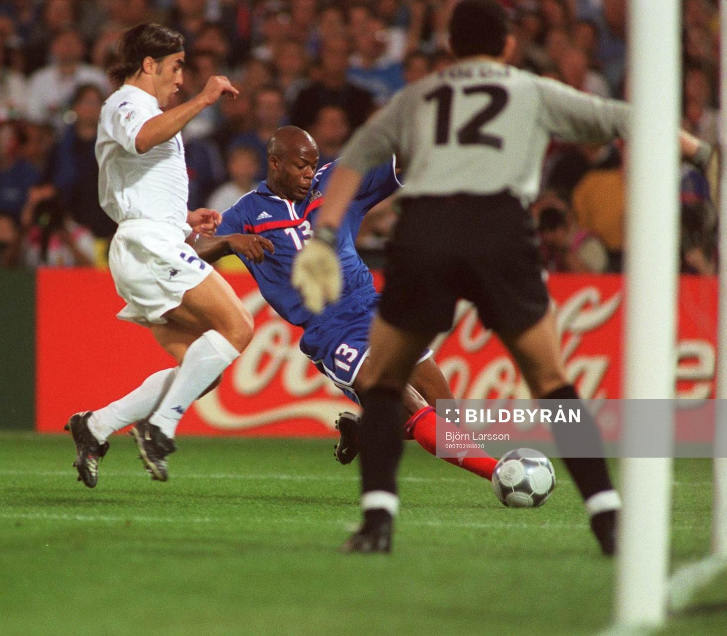  Fabio Cannavaro och Francesco Toldo, Italien och Sylvain Wiltford, Frankrike