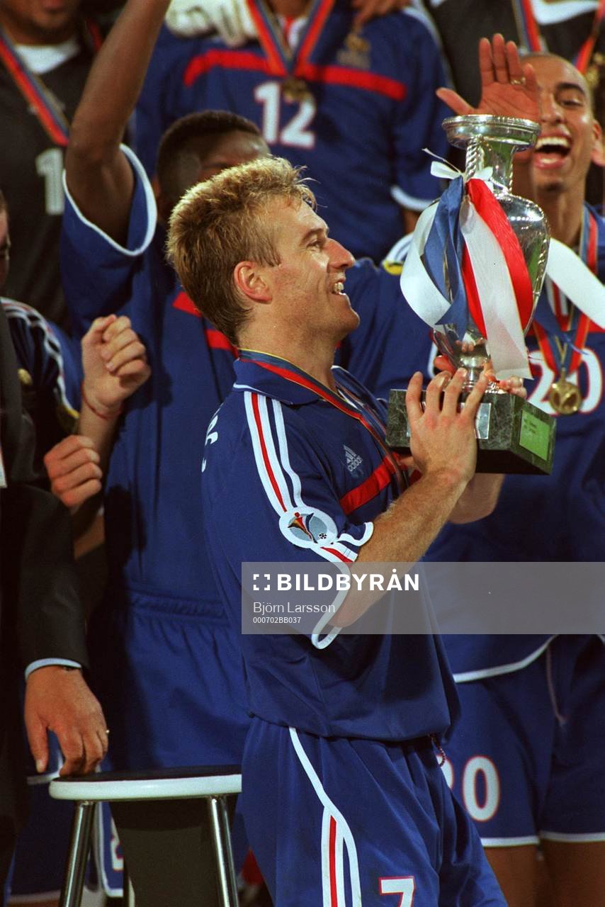  Frankrike jublar (Jubel) när Didier Deschamps höjer pokalen (pokal, buckla, trofé, EM-guld)