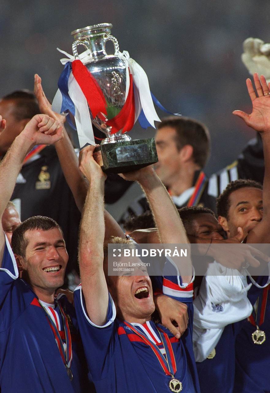  Frankrike jublar (Jubel) när Didier Deschamps höjer pokalen (pokal, buckla, trofé, EM-guld)