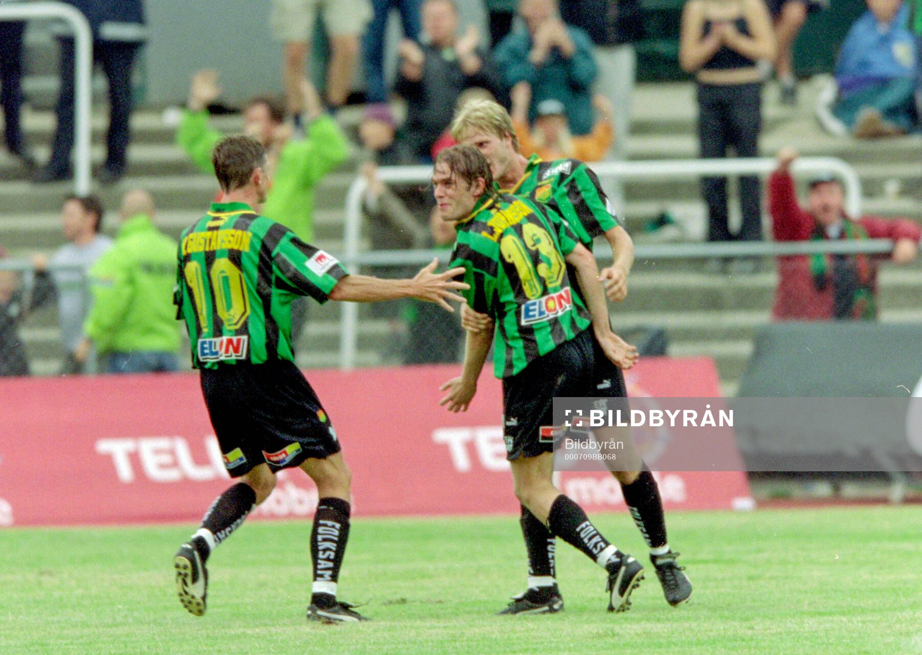 GAIS målskytt Lasse Johansson (mitten) gratuleras av