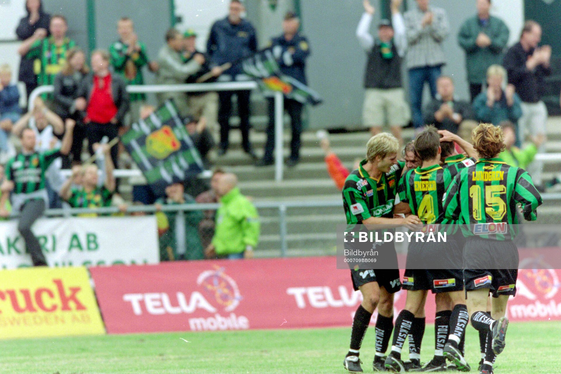 GAIS målskytt Lasse Johansson (2:a fr v) gratuleras av