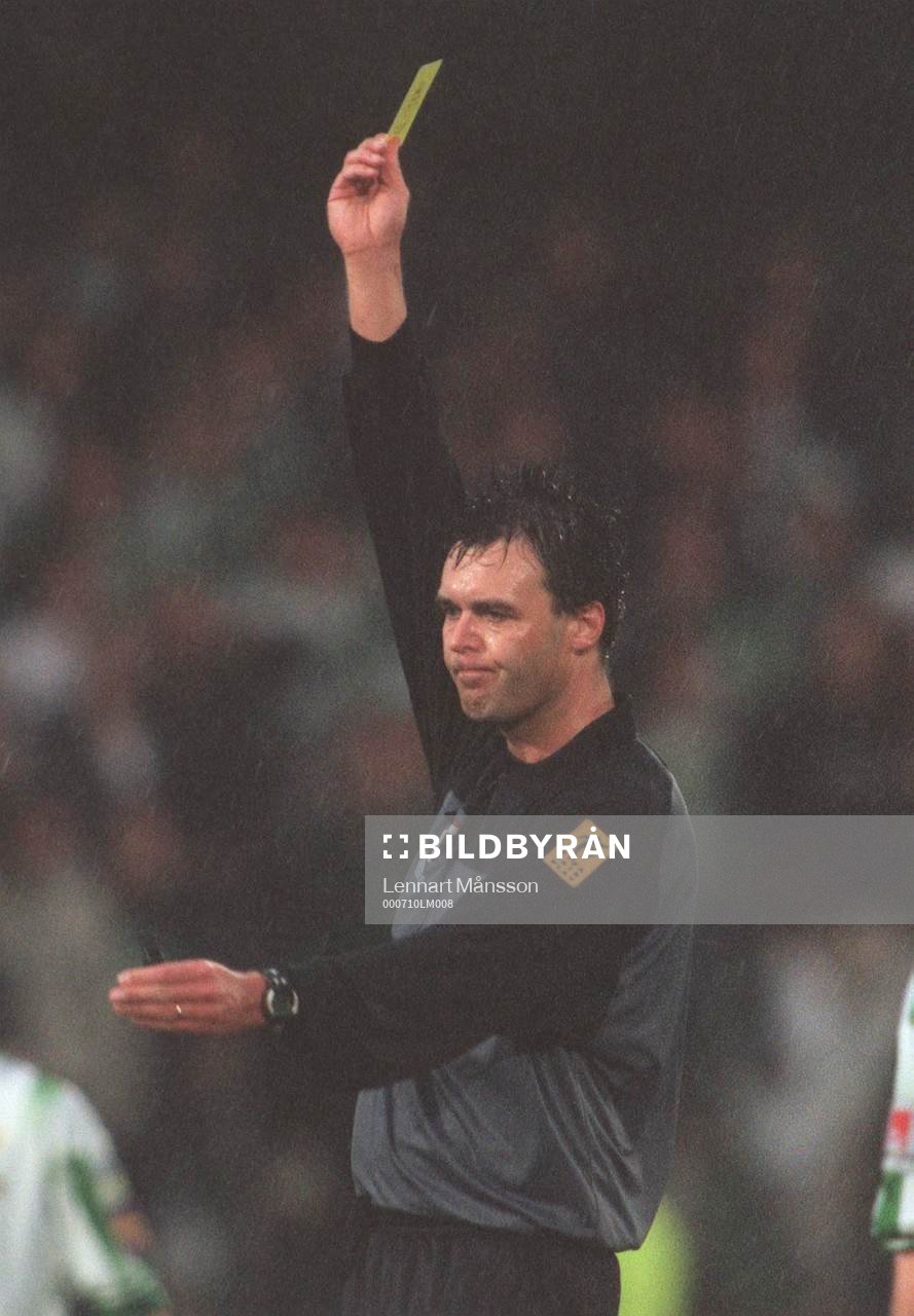 Domare Martin Ingvarsson delar ut ett gult kort. (varning)