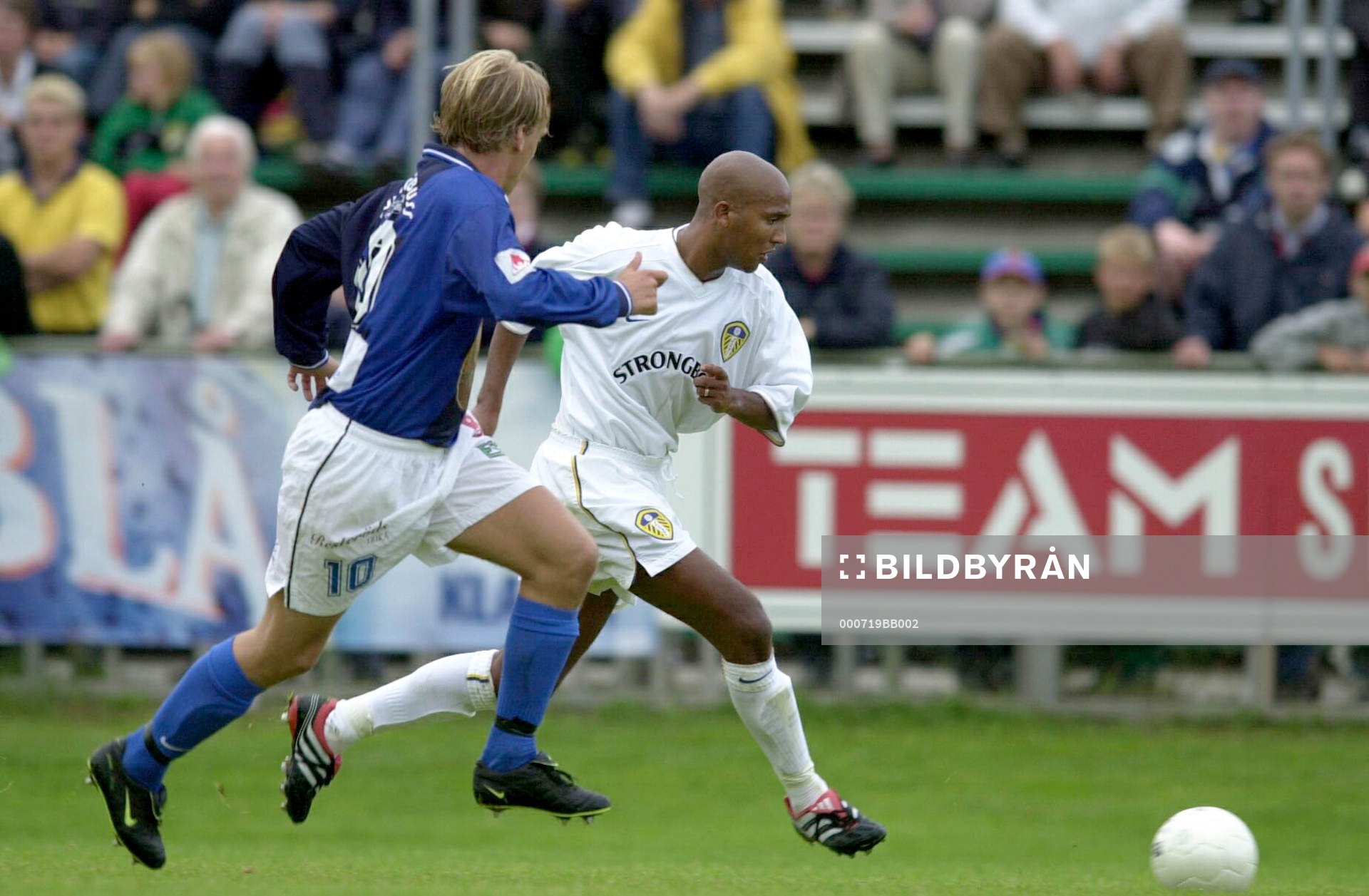  Olivier Dacourt, Leeds jagas av Fredrik Westman, Ljungskile.