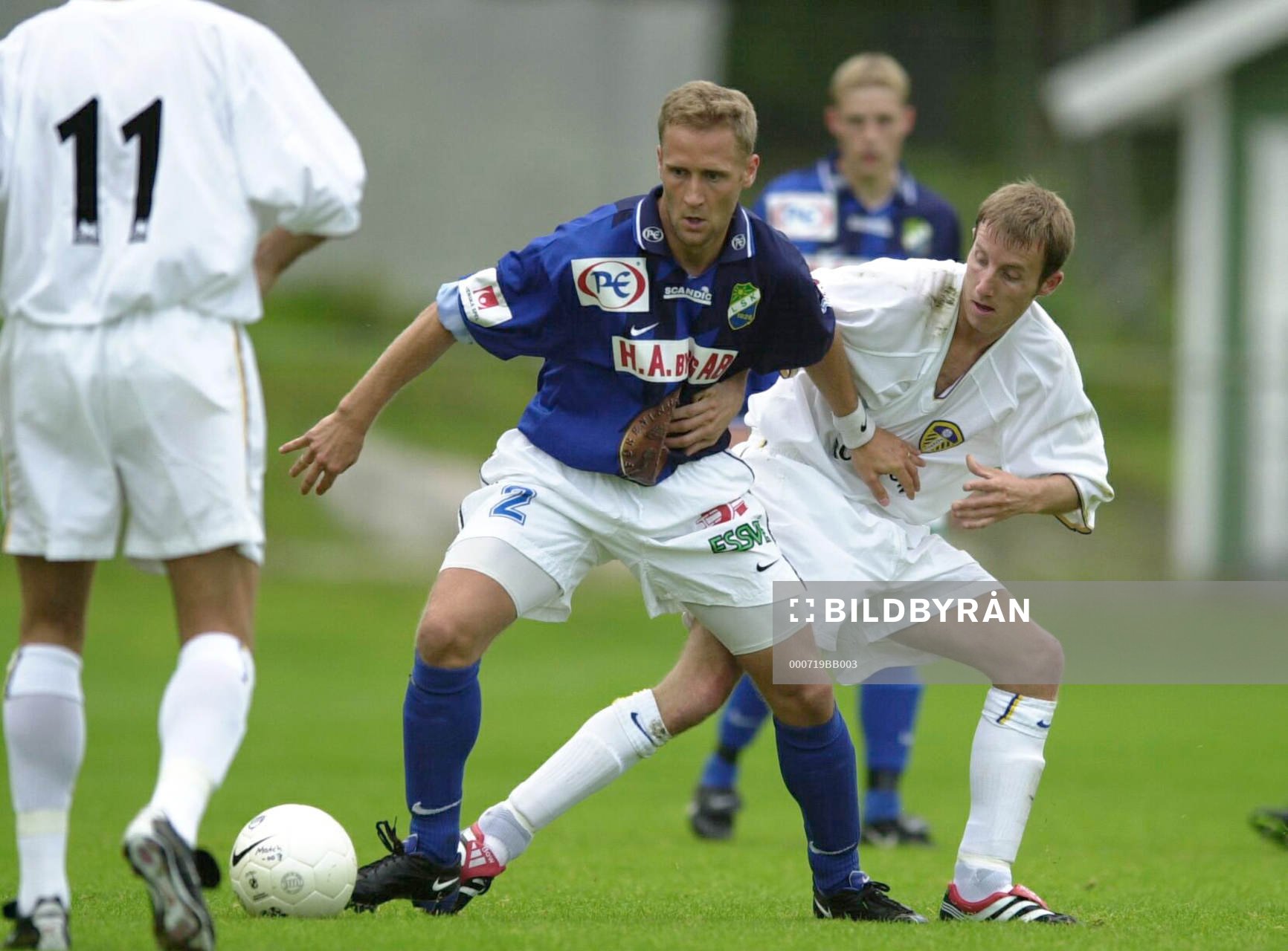  Mattias Dahlgren, Ljungskile täcker bollen för Lee Bowyer, Leeds.