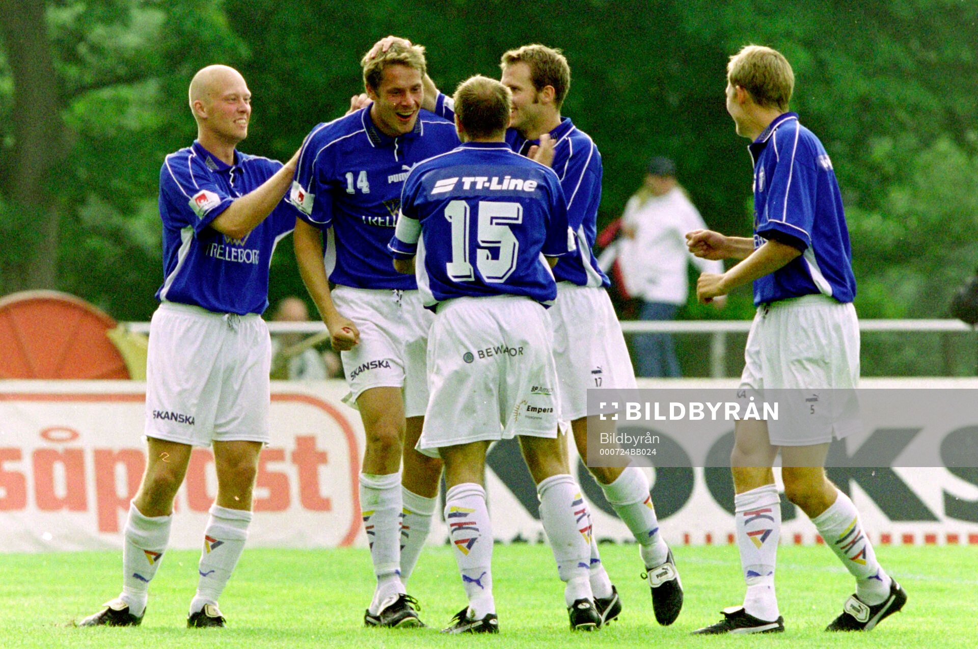 Trelleborgs Mika Kottila jublar och gratuleras