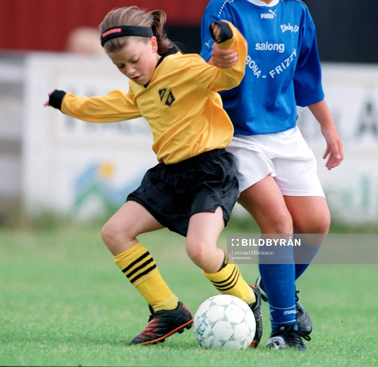 Kamp om bollen. (närkamp, flickor, flicka)