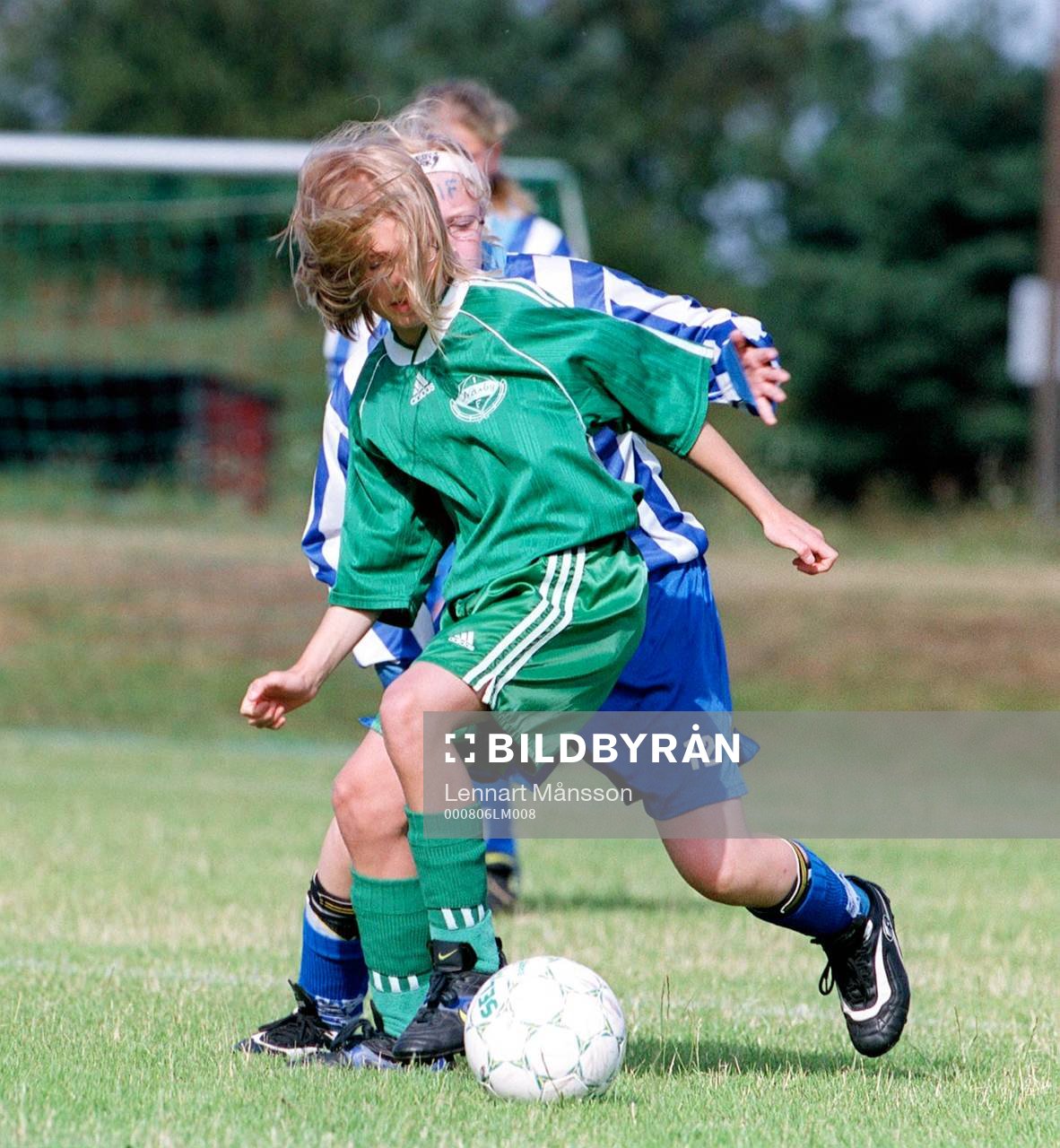 Kamp om bollen. (närkamp, flickor, flicka)