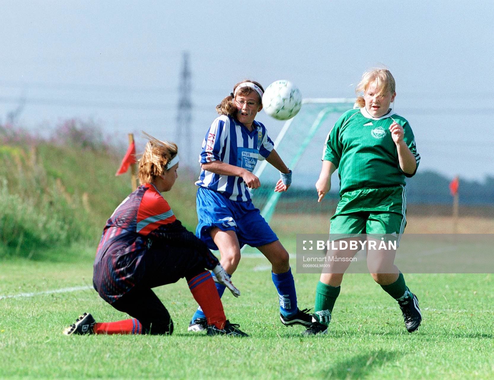 Kamp om bollen. (närkamp, flickor, flicka)