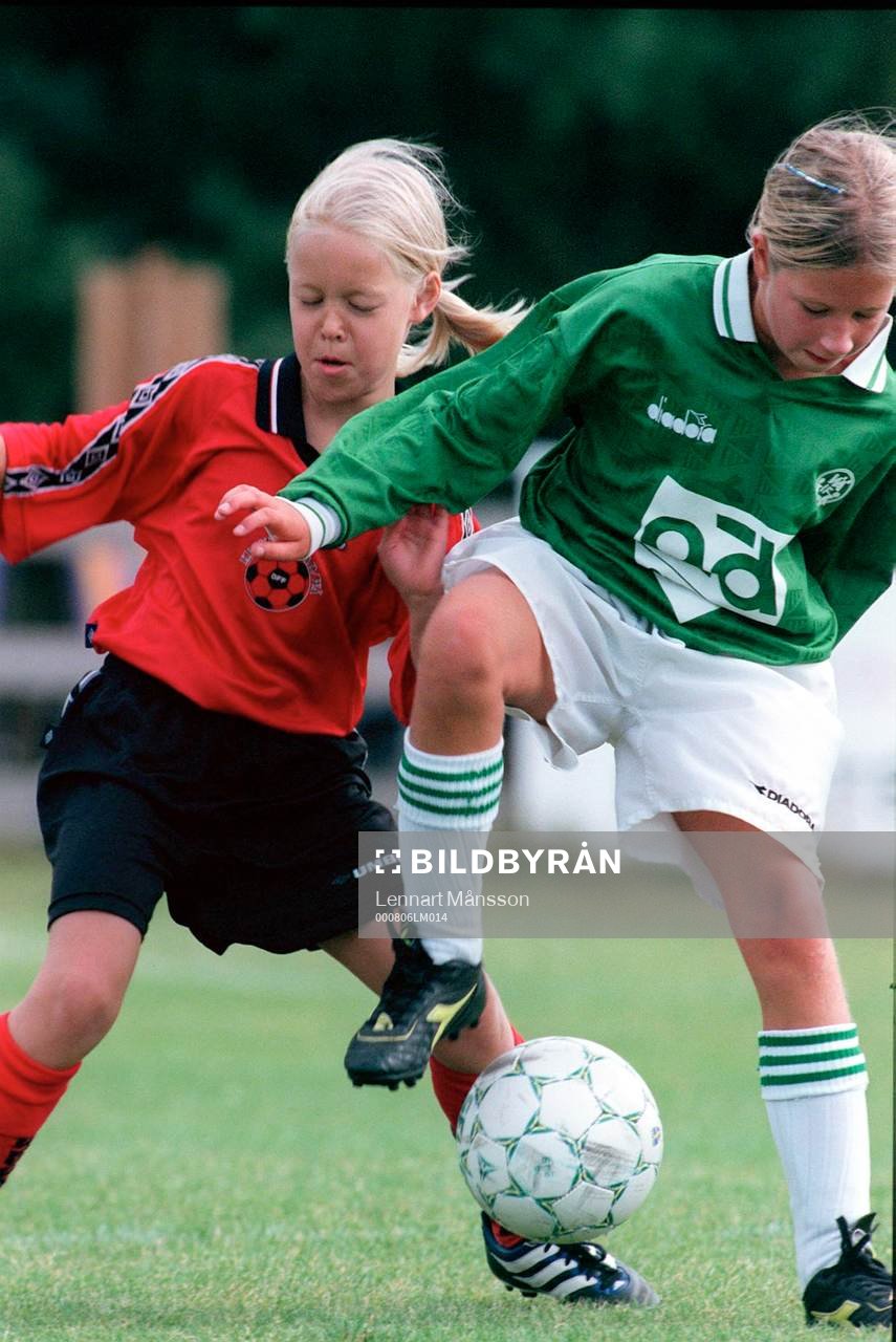 Kamp om bollen. (närkamp, flickor, flicka)