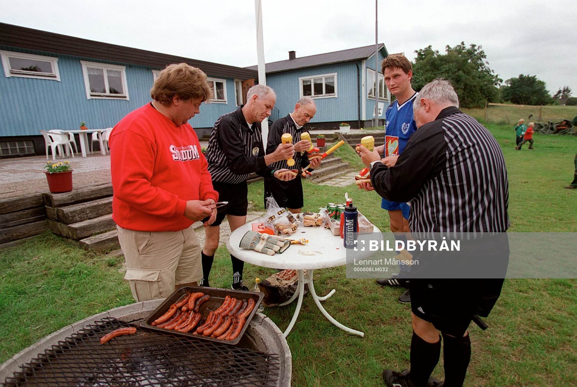 Domarna blir serverade korv