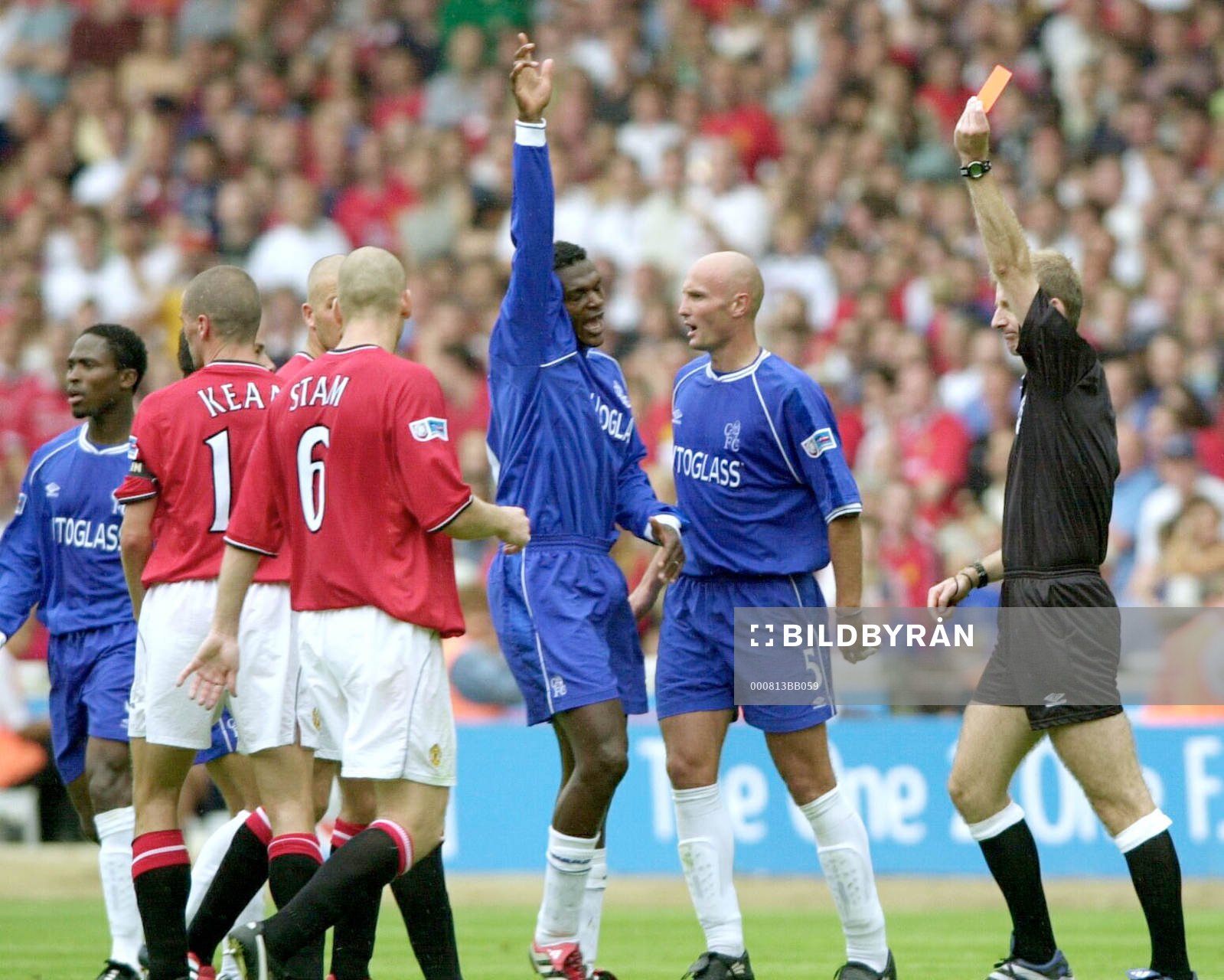 Roy Keane, Manchester blir utvisad av Mike Realy, domare