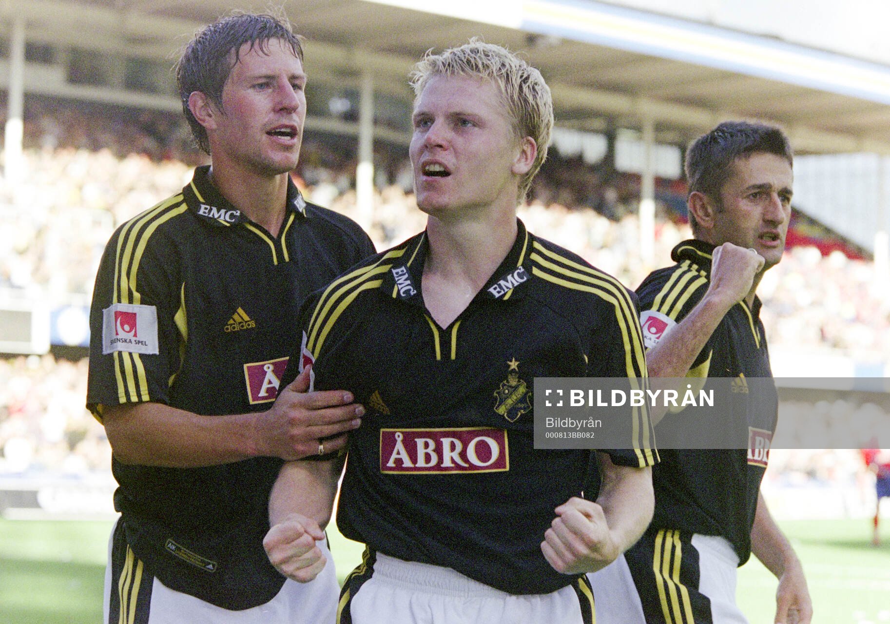 AIK:s Karl Corneliusson (mitten) jublar