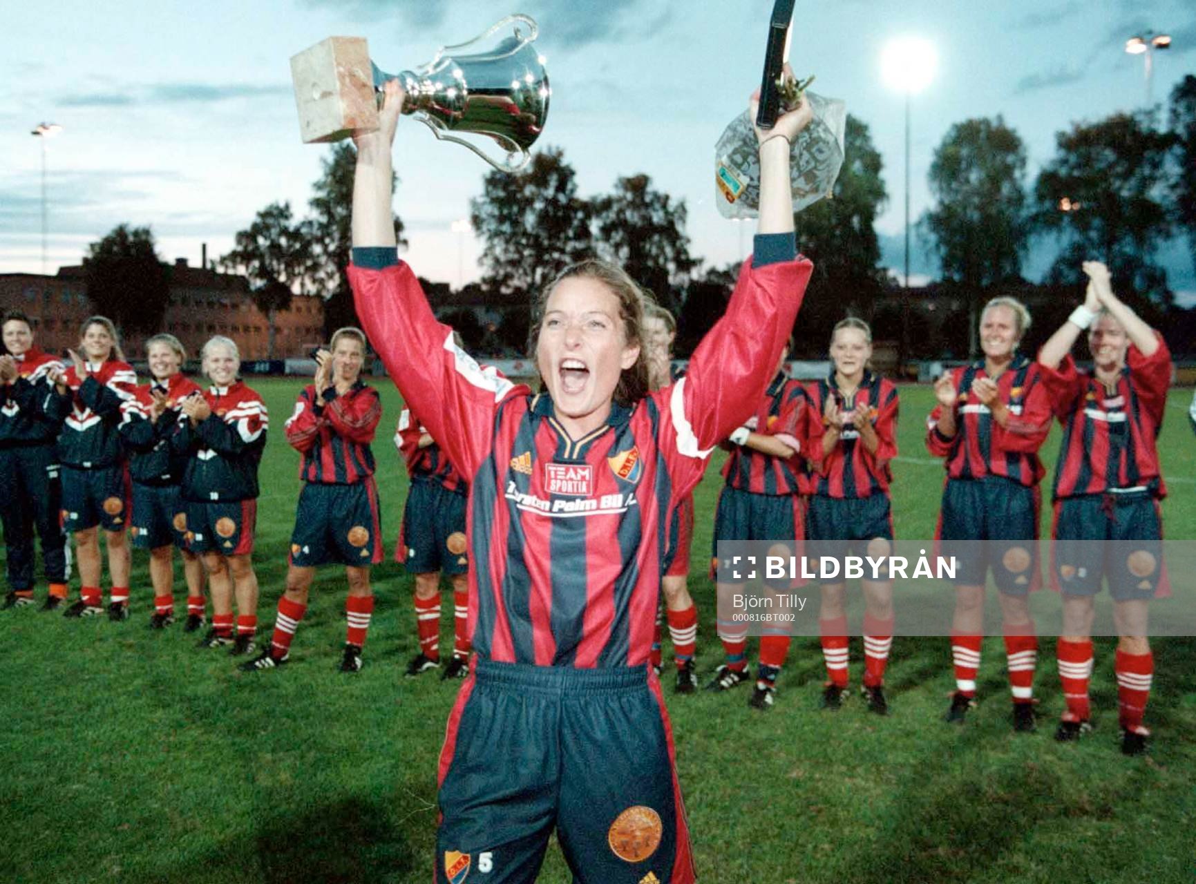  Marie Ewrelius, Djurgården höjer pokalen (pokal, jubel)