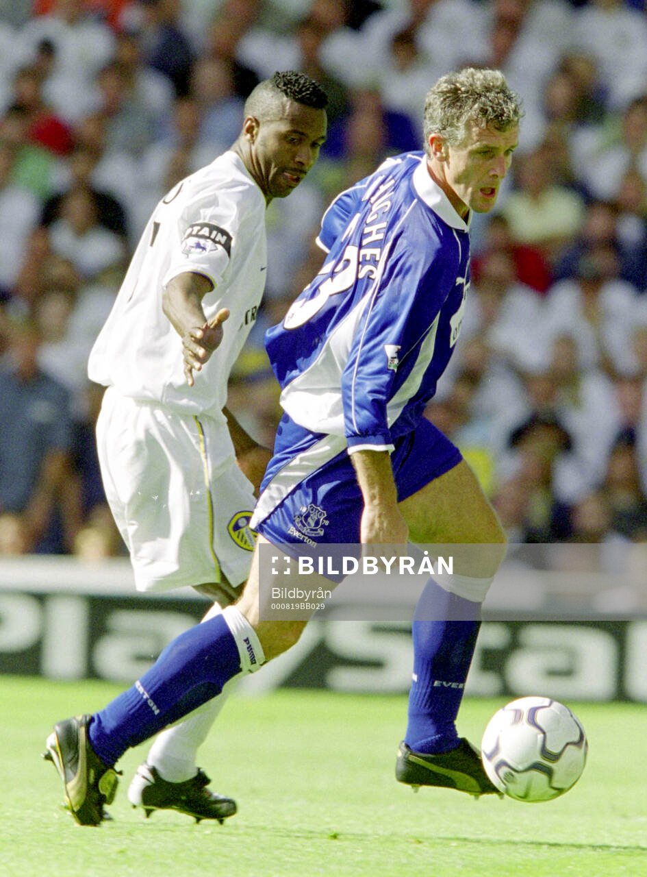 Leeds Lucas Radebe (L) against Evertons Mark Hughes