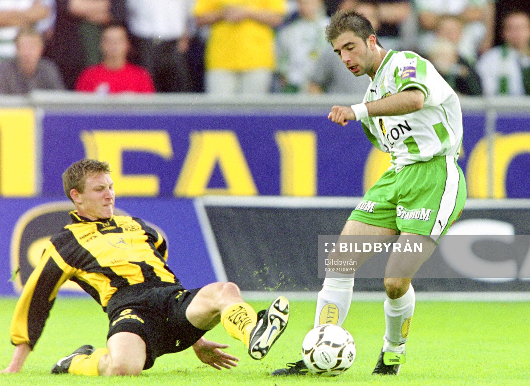 Häckens Kim Källström glidtacklar Hammarbys Kennedy