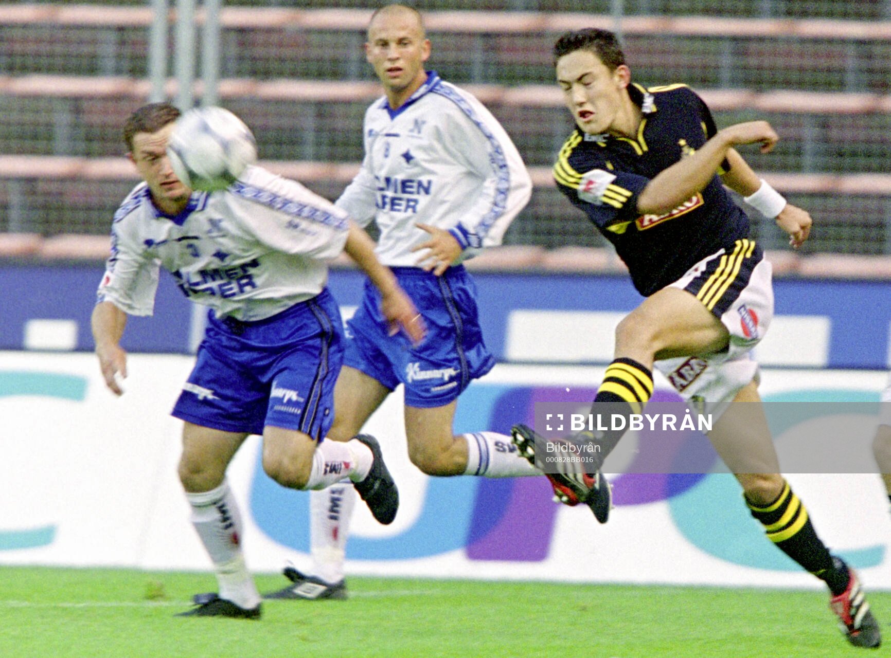AIK:s Stefan Ishizaki skjuter framför Norrköpings Mikael