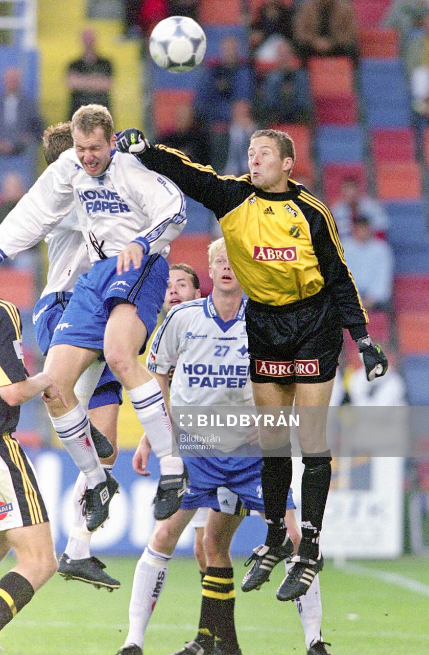 AIK:s målvakt Daniel Andersson boxar bollen i kamp mot