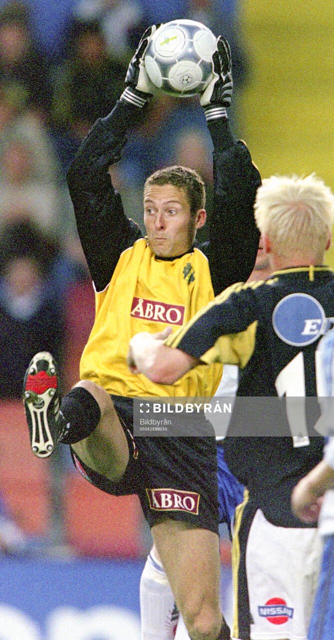 AIK:s målvakt Daniel Andersson plockar bollen framför