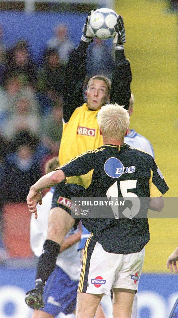 AIK:s målvakt Daniel Andersson plockar bollen framför