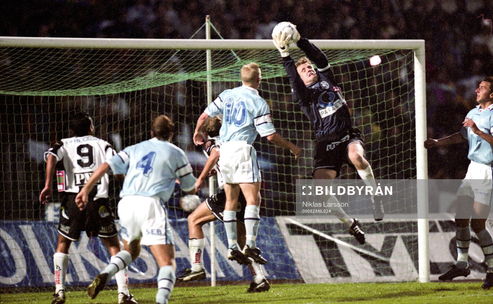 Fotboll, Superettan, Malmö - Landskrona: Mats Lilienberg, Malmö  oroar Landskronas målvakt.