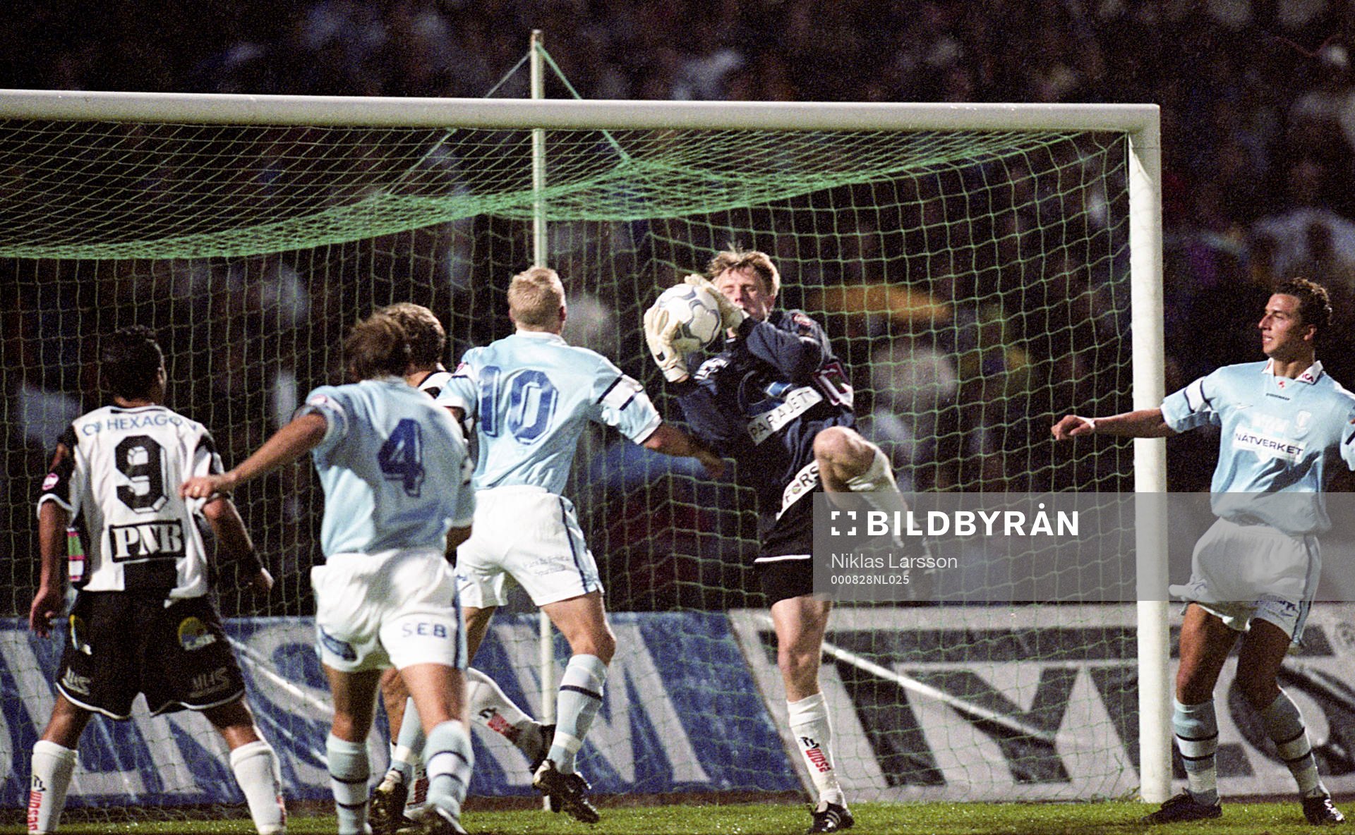 Fotboll, Superettan, Malmö - Landskrona: Mats Lilienberg, Malmö  oroar Landskronas målvakt.