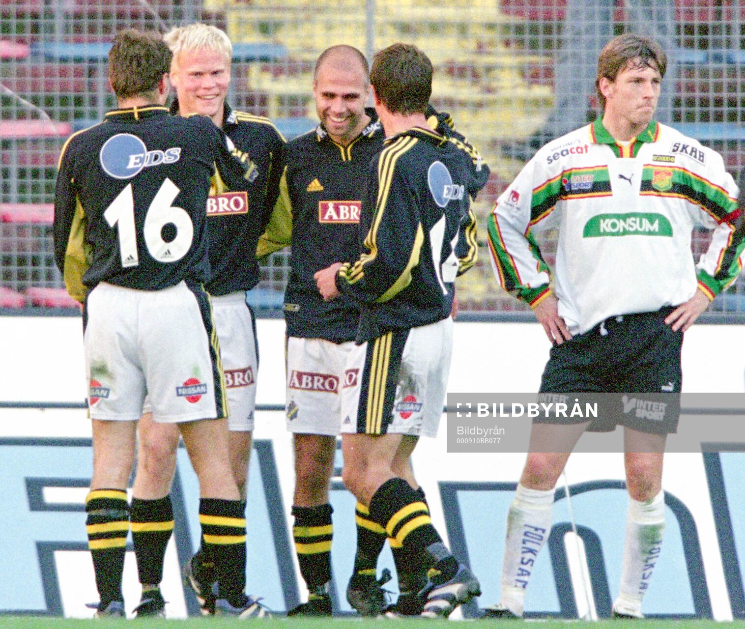 AIK:s David Ljung (2:a fr v) gratuleras av Andreas Alm,